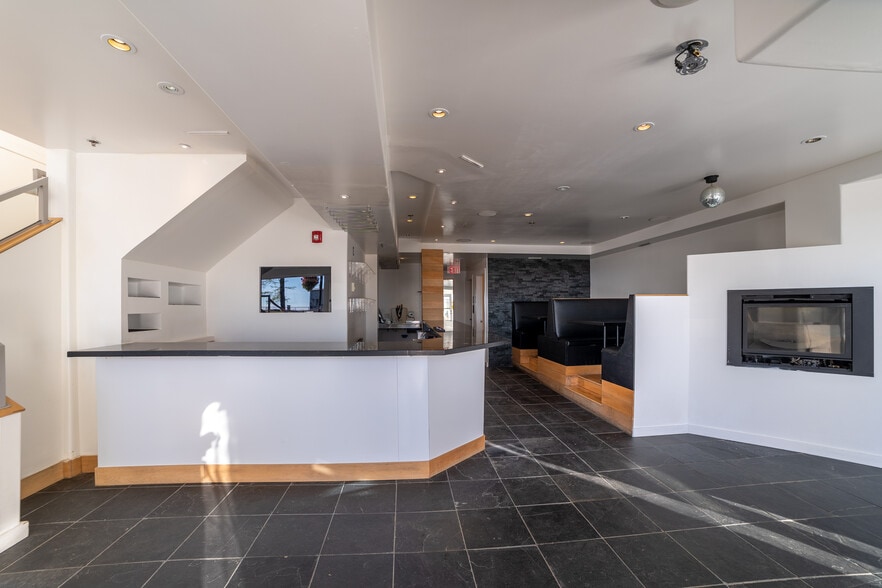 More Photos Of 15475 Marine Dr, White Rock Storefront Retail Office For Lease