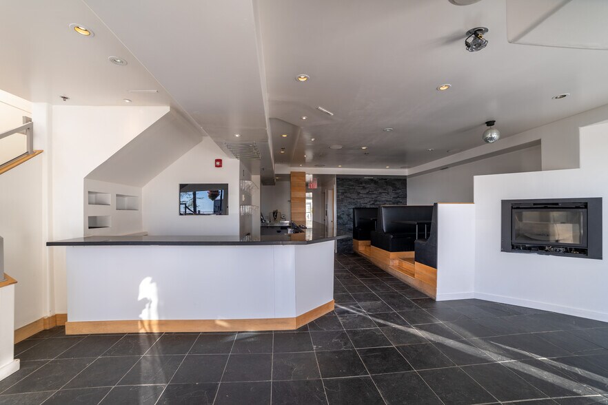 More Photos Of 15475 Marine Dr, White Rock Storefront Retail Office For Lease