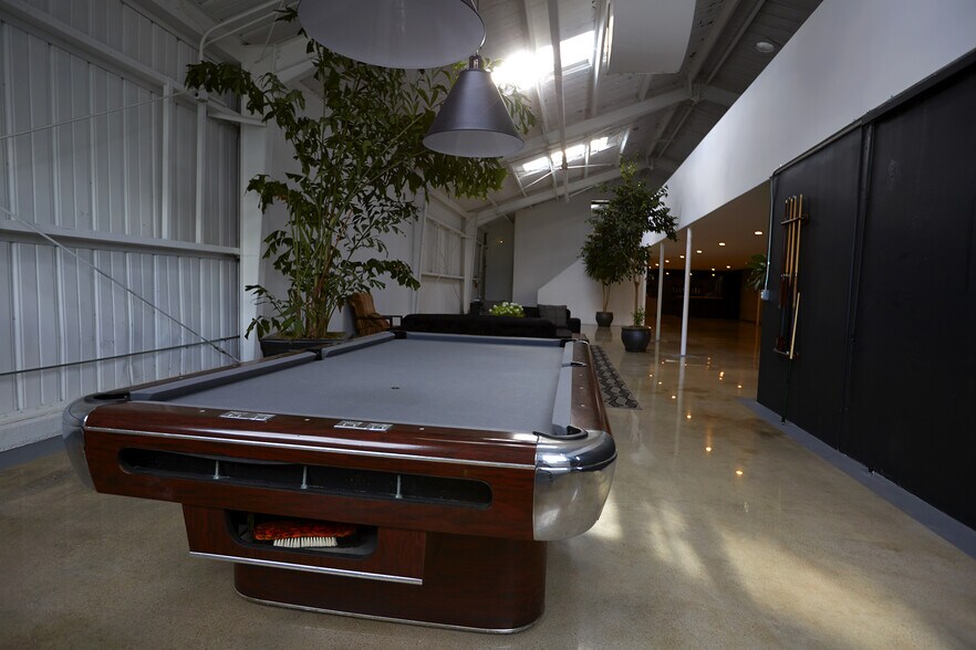 More Photos Of 3025 Airport Ave, Santa Monica Loft Creative Space For Lease