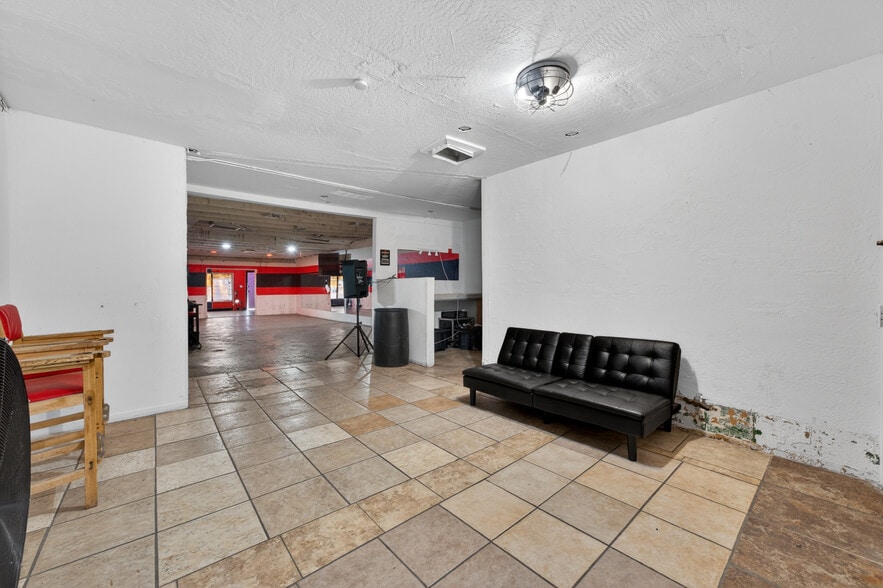 More Photos Of 940 W Hatcher Rd, Phoenix Freestanding For Sale