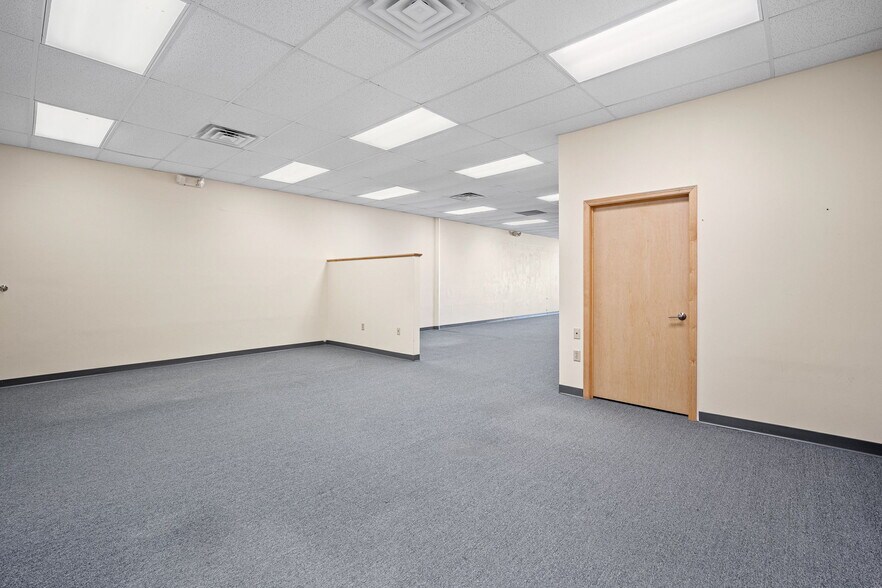 More Photos Of 5500 NW Johnston Dr, Johnston Flex For Lease