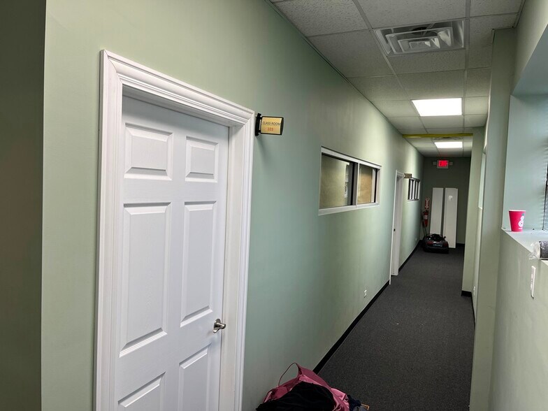 More Photos Of 4640-4650 Oakton St, Skokie Storefront For Lease