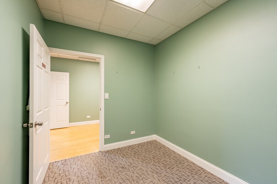 More Photos Of 5355-5365 W Devon Ave, Chicago Storefront For Lease