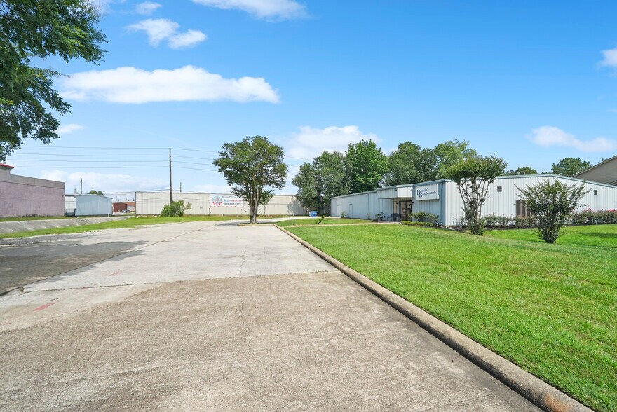 More Photos Of 25020 Oakhurst Dr, Spring Warehouse For Sale