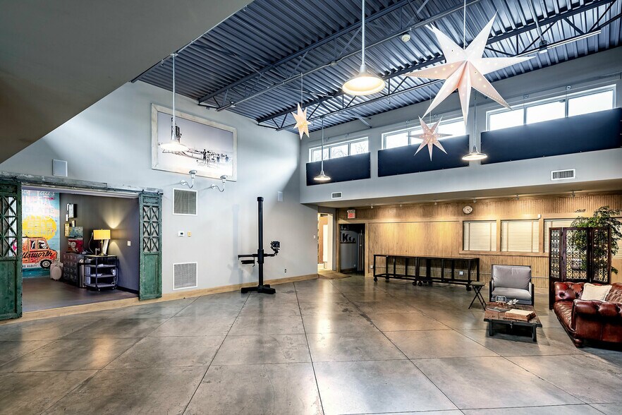 More Photos Of 3344 Central Pky, Cincinnati Storefront For Lease