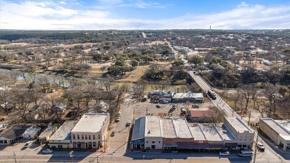 More Photos Of 114 NE Barnard St, Glen Rose Storefront For Lease