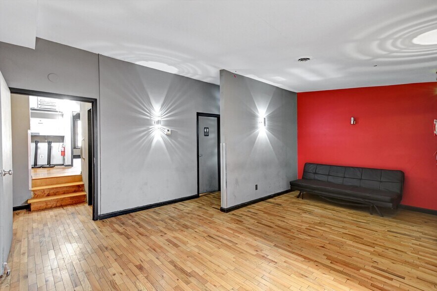 More Photos Of 15 E Centre St, Baltimore Bar For Sale