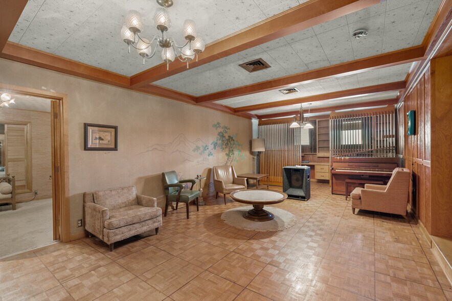 More Photos Of 531 W Main St, Denison Office For Sale