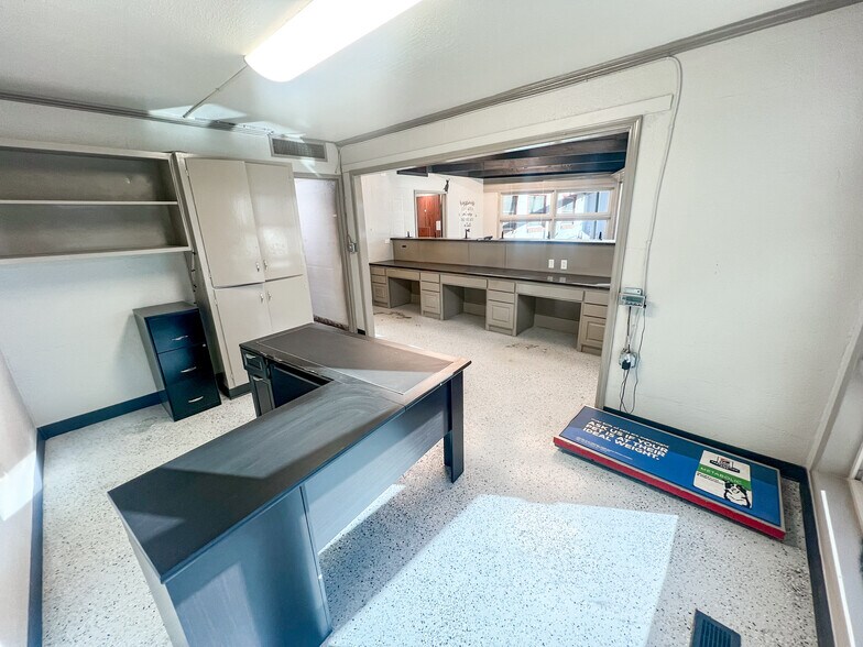 More Photos Of 3400 N Big Spring St, Midland Veterinarian Kennel For Sale