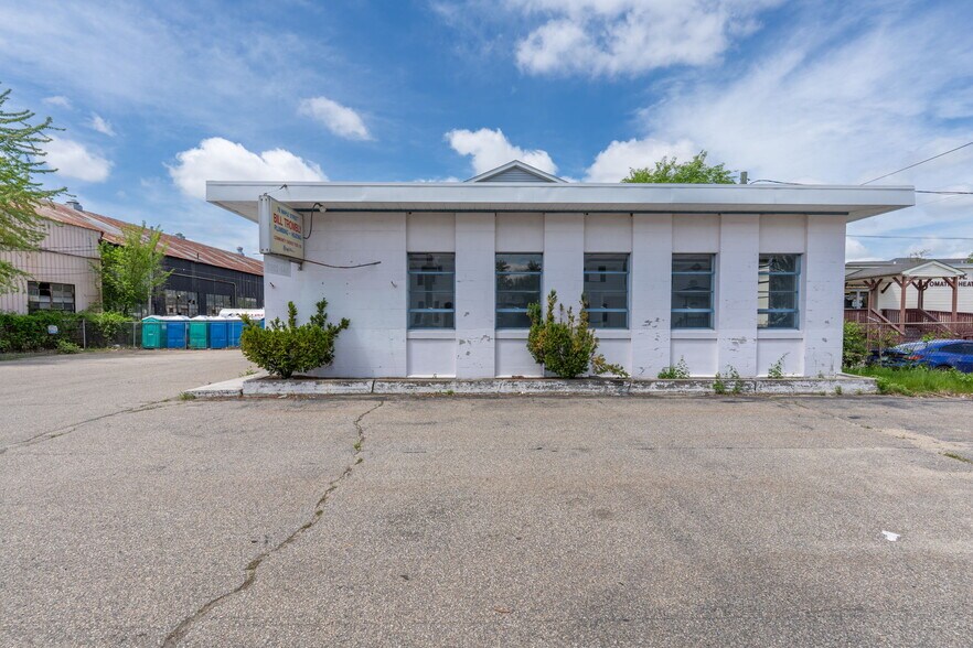 More Photos Of 76 Maple St, Manchester Office For Sale