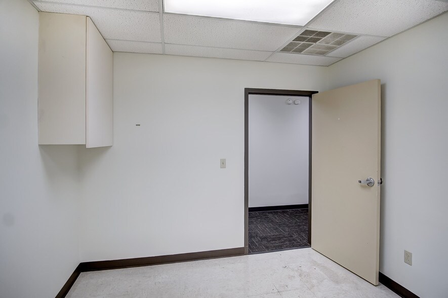 More Photos Of 1-19 E Pleasant St, Springfield Medical For Sale