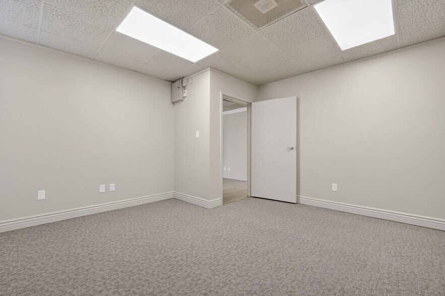 More Photos Of 800 W Rock Creek Rd, Norman Office For Lease