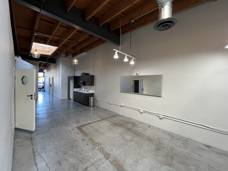 More Photos Of 1330 W 12th St, Los Angeles Flex For Lease