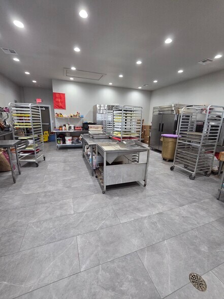 More Photos Of 711 E St, Elgin Fast Food For Lease