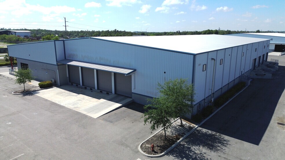 More Photos Of 3641 Ironbridge Blvd, Fort Myers Distribution For Lease