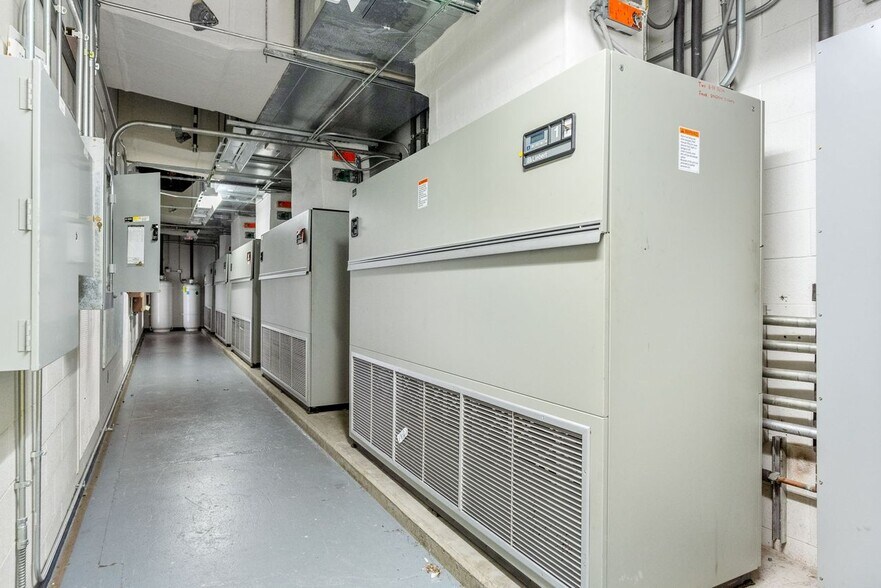 More Photos Of 2800 Diode Ln, Louisville Warehouse For Lease