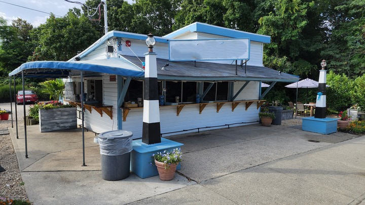 More Photos Of 302 Middle Rd, Blue Point Restaurant For Sale
