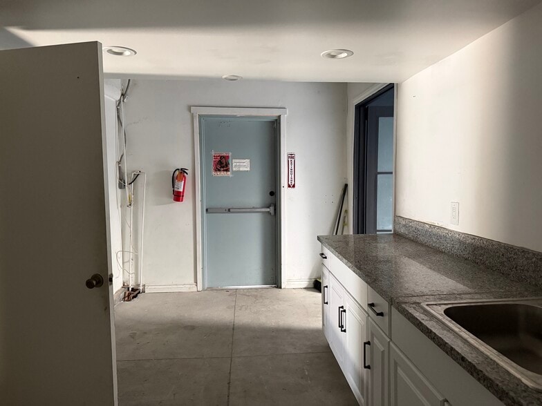 More Photos Of 7365 Melrose Ave, Los Angeles Storefront Retail Office For Lease