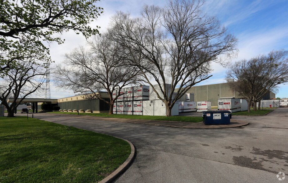 More Photos Of 3021 Mangum Rd, Houston Warehouse For Lease