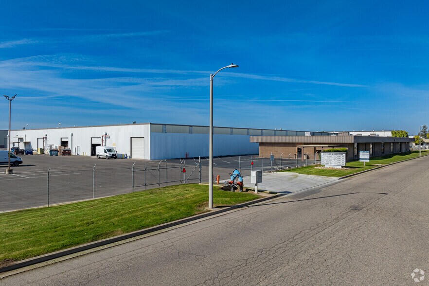 More Photos Of 7401-7427 W Sunnyview Ave, Visalia Warehouse For Lease