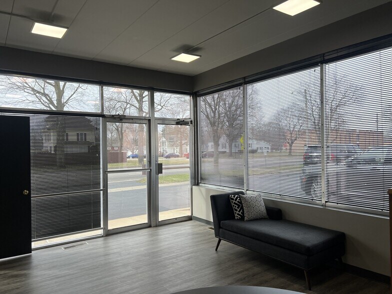 More Photos Of 103 E 3rd St, Aroma Park Office For Sale