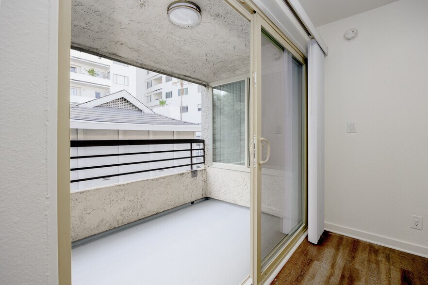 More Photos Of 7230 Franklin Ave, Los Angeles Apartments For Sale