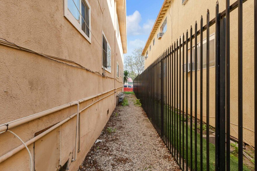 More Photos Of 17944 Schoenborn St, Northridge Apartments For Sale