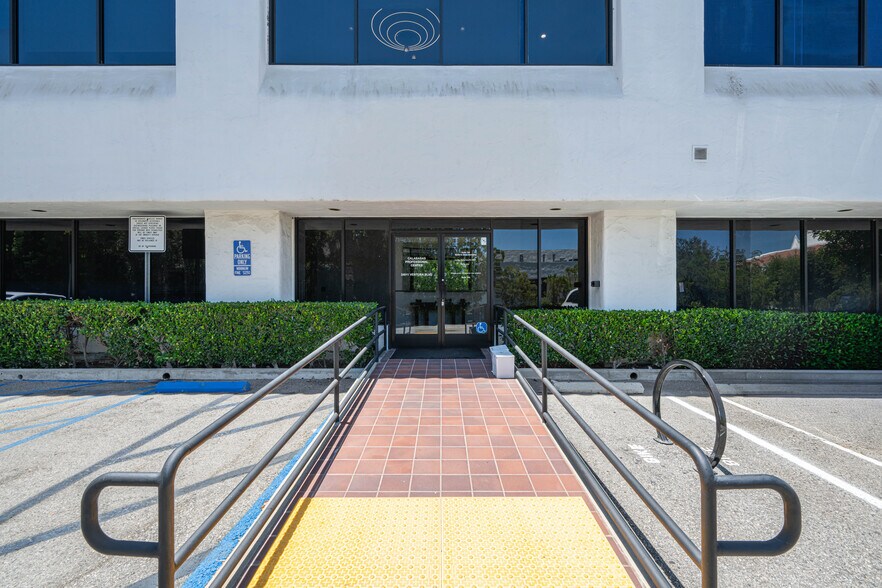 More Photos Of 24011 Ventura Blvd, Calabasas Medical For Lease
