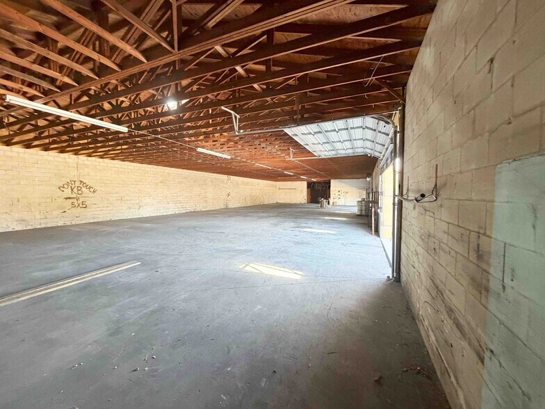 More Photos Of 2323 W Memorial Blvd, Lakeland Light Manufacturing For Lease