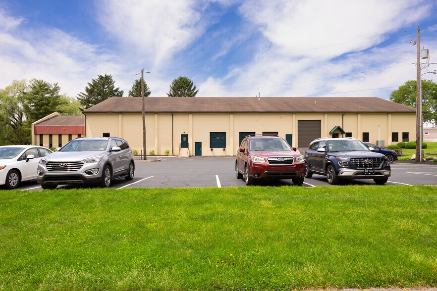 More Photos Of 1842 William Penn Way, Lancaster Light Distribution For Lease