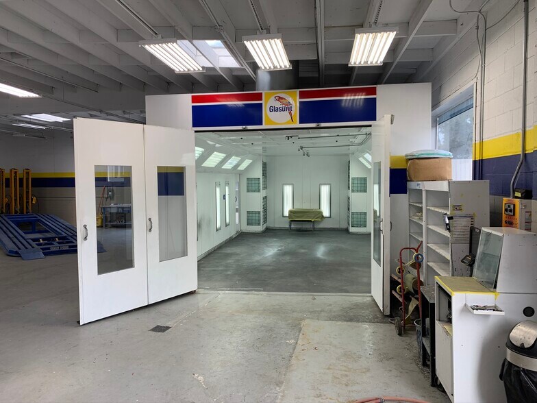 More Photos Of 11481 Ventura Blvd, Studio City Auto Repair For Lease