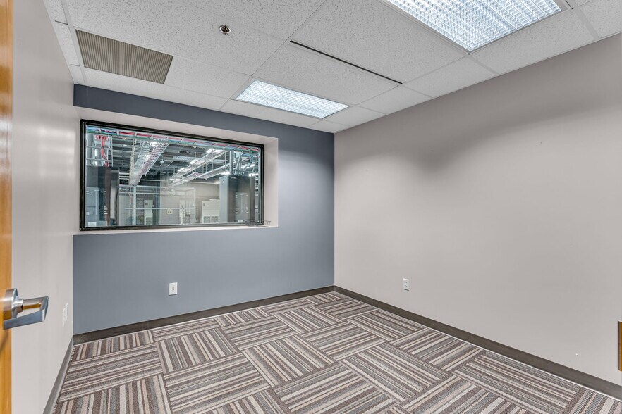 More Photos Of 400 SE Jefferson St, Topeka Flex For Sale