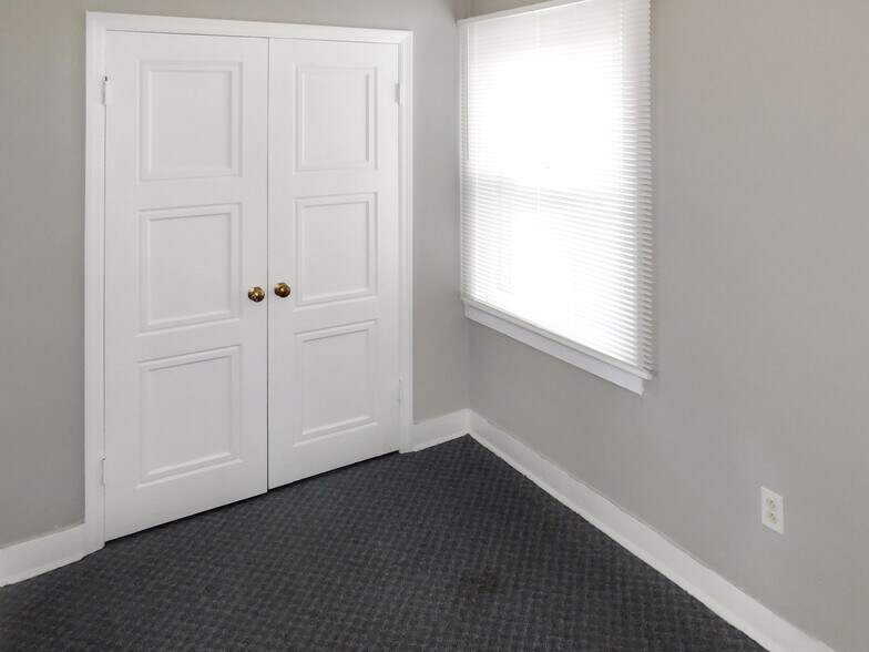 More Photos Of 122 E Main St, Rockton Office For Lease
