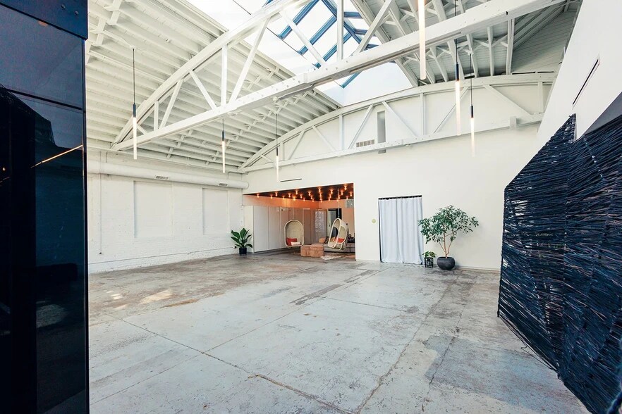 More Photos Of 3146 W Chicago Ave, Chicago Showroom For Sale