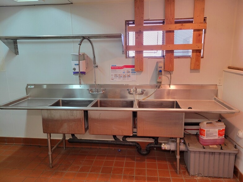 More Photos Of 1938 Milwaukee Way, Tacoma Warehouse For Sale