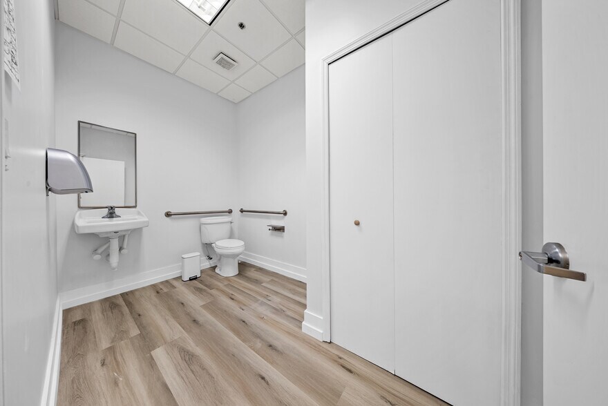 More Photos Of 882 S Kirkman Rd, Orlando Medical For Lease