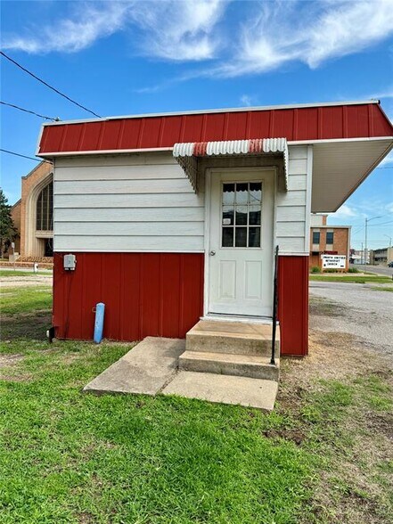 More Photos Of 412 S 4th St, Chickasha Freestanding For Sale