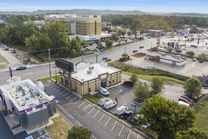 More Photos Of 7308 Shallowford Rd, Chattanooga Storefront Retail Office For Lease