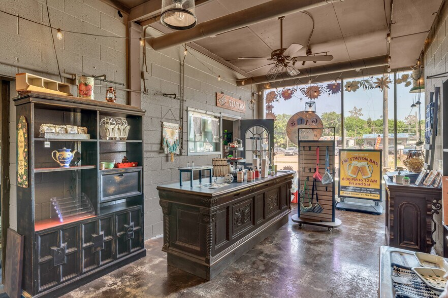 More Photos Of 601 Arizona Ave, Holton General Retail For Sale