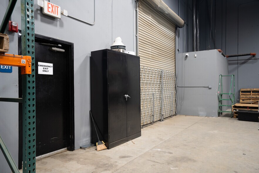 More Photos Of 19533 McLane St, Palm Springs Distribution For Sale