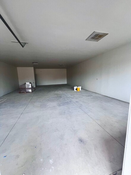 More Photos Of 2600 NE Division St, Bend Storefront Retail Office For Lease