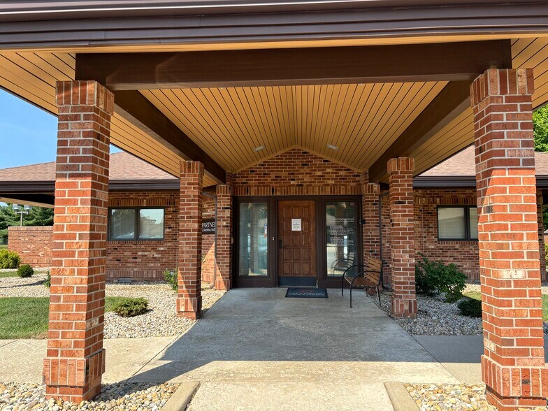 More Photos Of 2665 Fox Pointe Dr, Columbus Medical For Lease