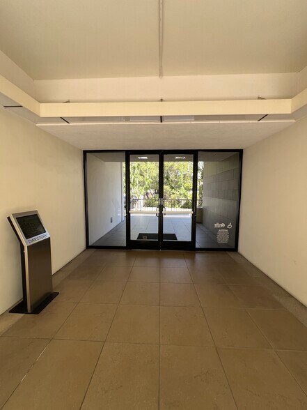 More Photos Of 567 San Nicolas Dr, Newport Beach Office For Lease