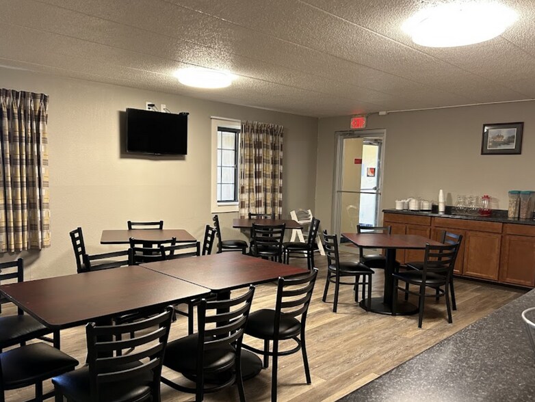 More Photos Of 3 Gateway Square Dr, Monroe City Hotel For Sale