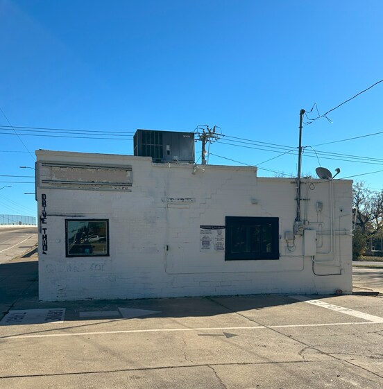 More Photos Of 308 E Hattie St, Fort Worth Bar For Sale