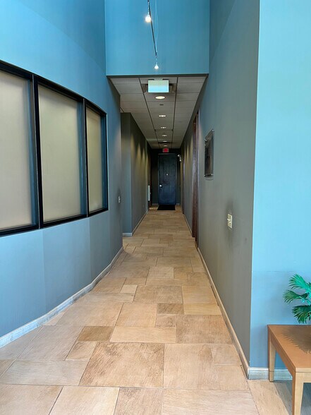 More Photos Of 933 Tower Rd, Mundelein Warehouse For Lease