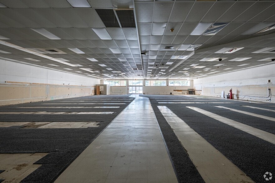 More Photos Of 1811 E Arkansas Ln, Arlington Freestanding For Sale