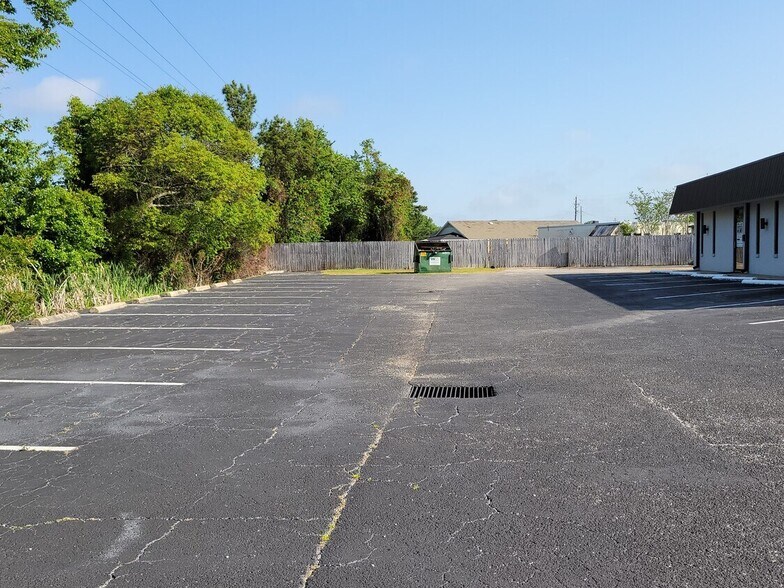 More Photos Of 3168 Midtown Park S, Mobile Showroom For Lease
