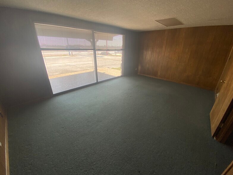 More Photos Of 103 S Stemmons St, Sanger Office For Lease