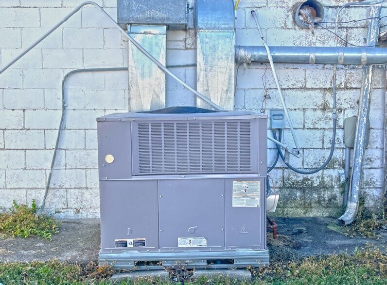 More Photos Of 1101 W Sheridan Ave, Shenandoah Auto Repair For Sale